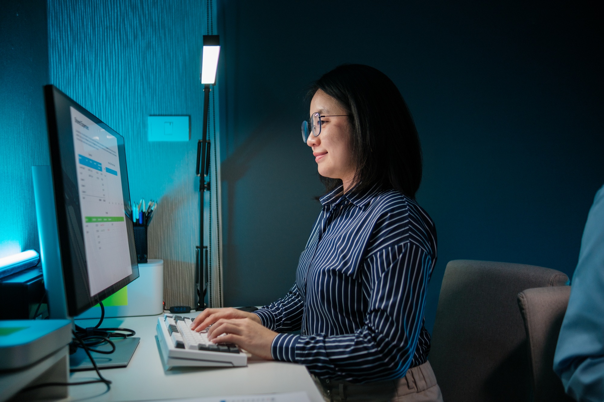sitting and working in the office, Employee is looking for information on laptop, Recording various