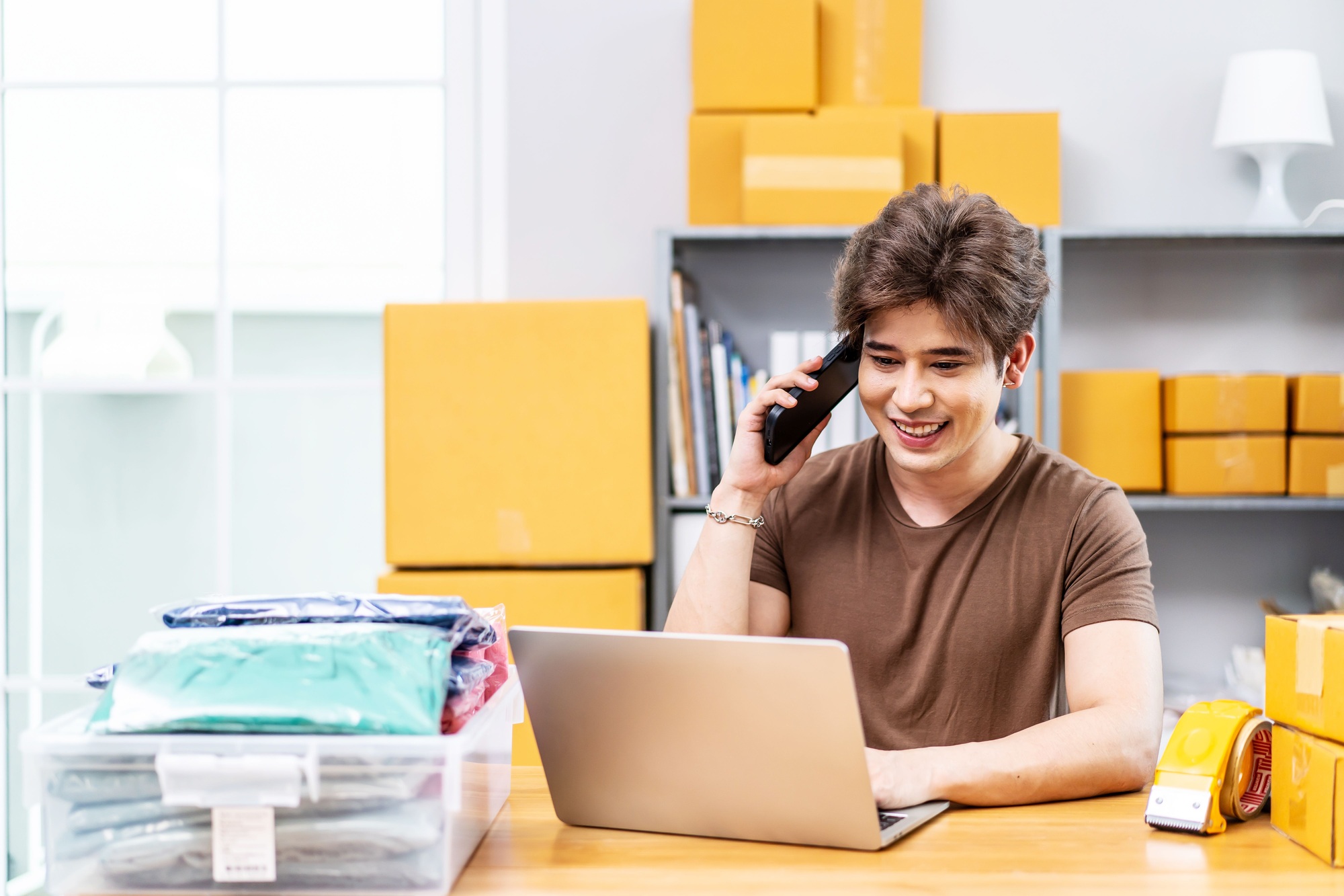 Startup small business entrepreneur SME, asian man receive order on phone.