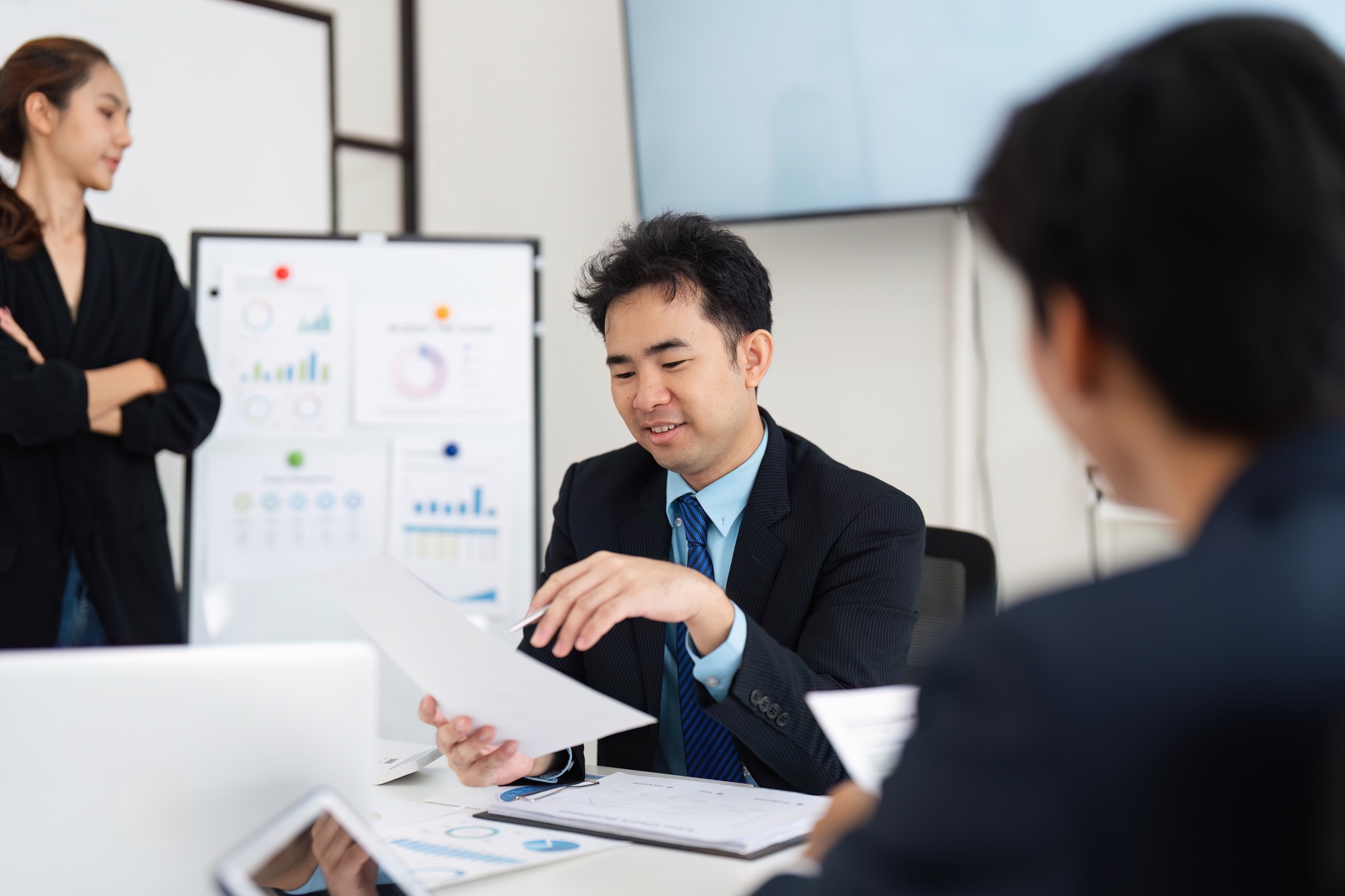 A manager guiding team discussions in a strategic meeting.