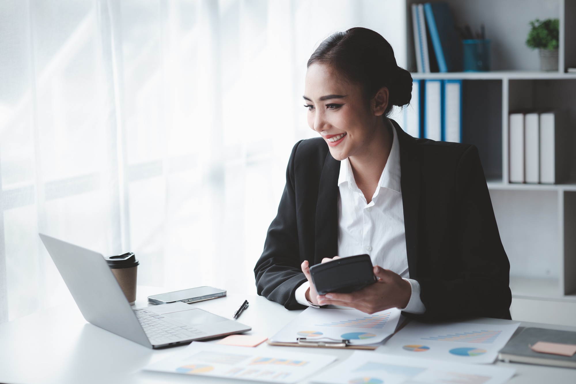 Beautiful Asian woman is a businesswoman who leads a new generation of startups.