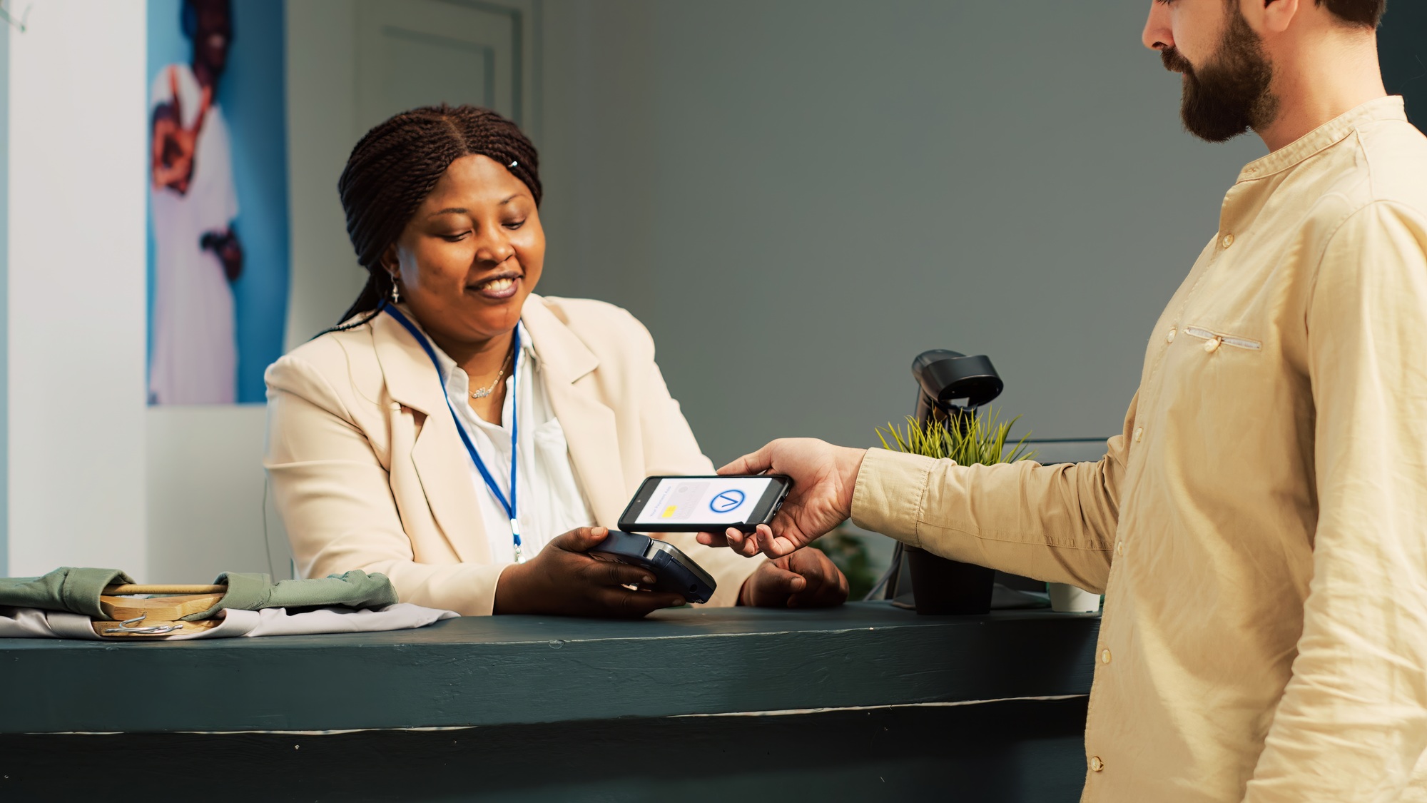 Client making pos contactless payment