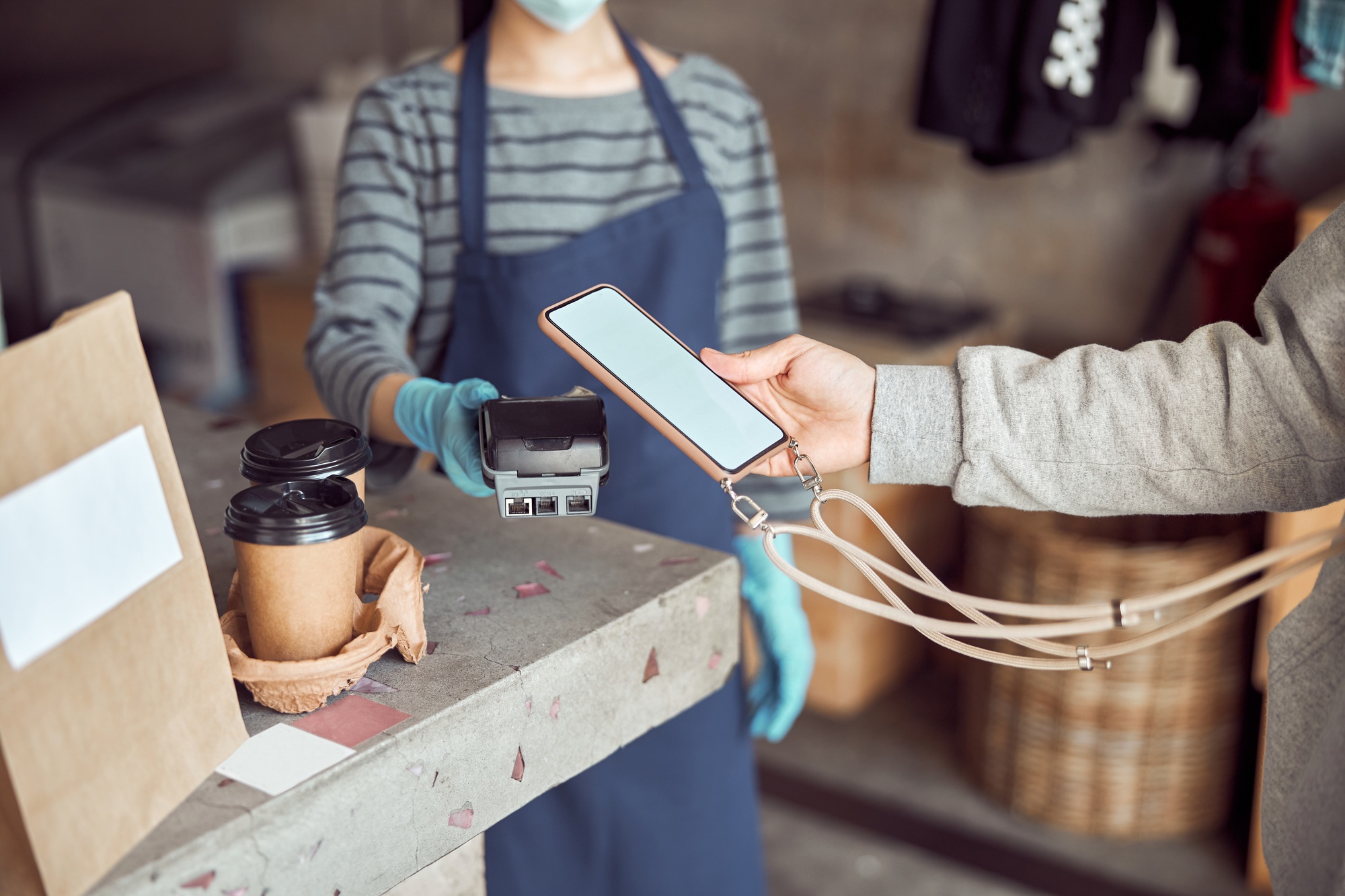Customer pay with cellphone on pos terminal