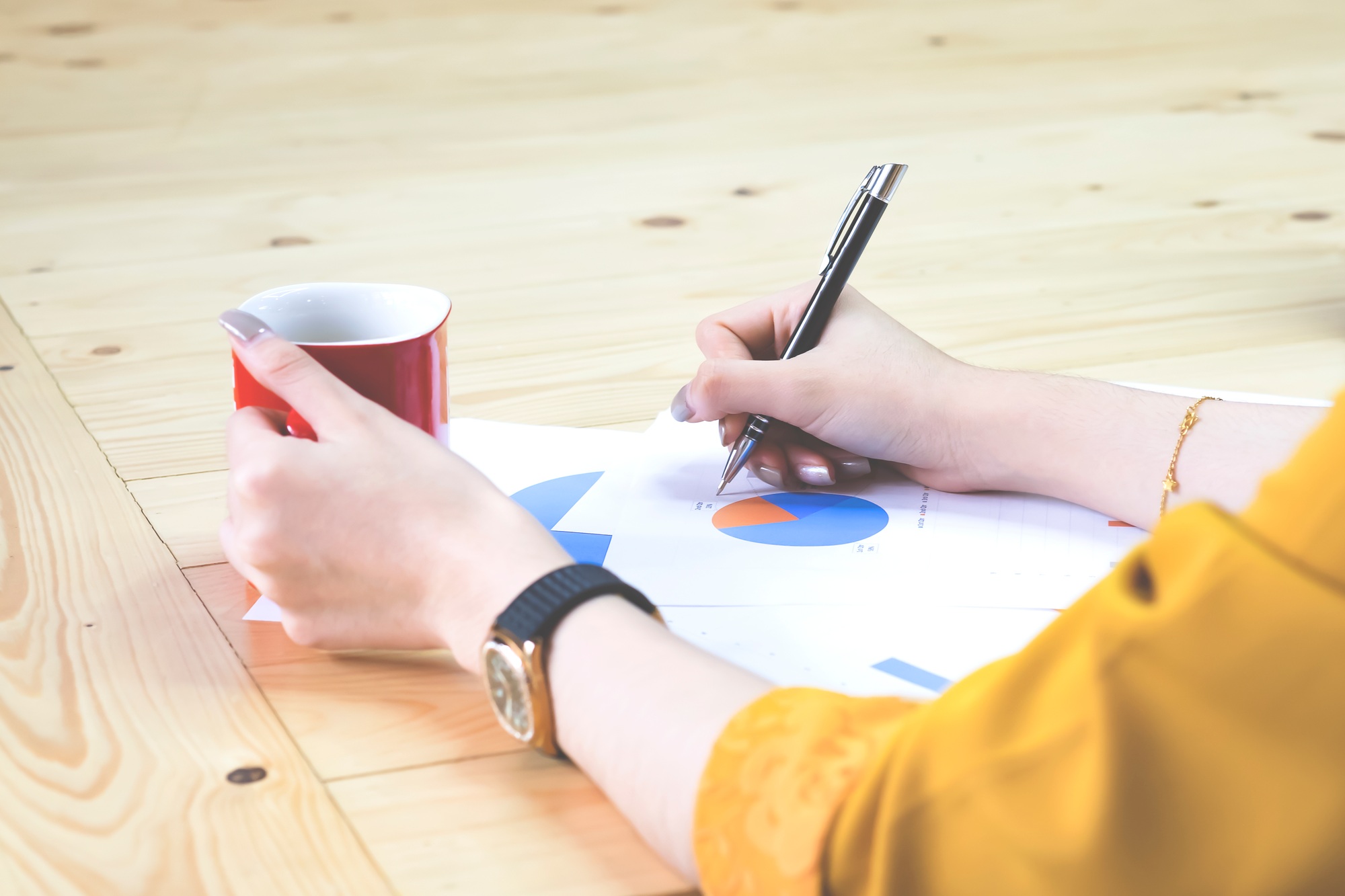 Hand of businesswoman point the goal chart