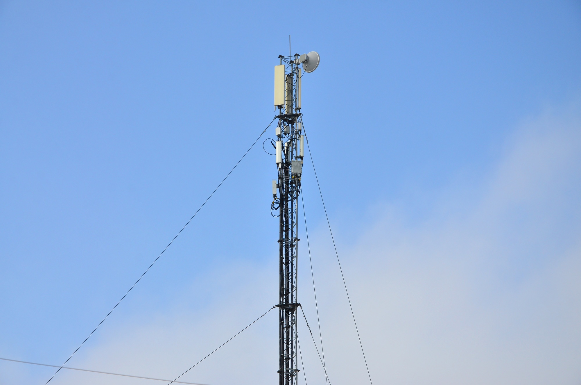 Telecommunications tower for the transmission of radio waves