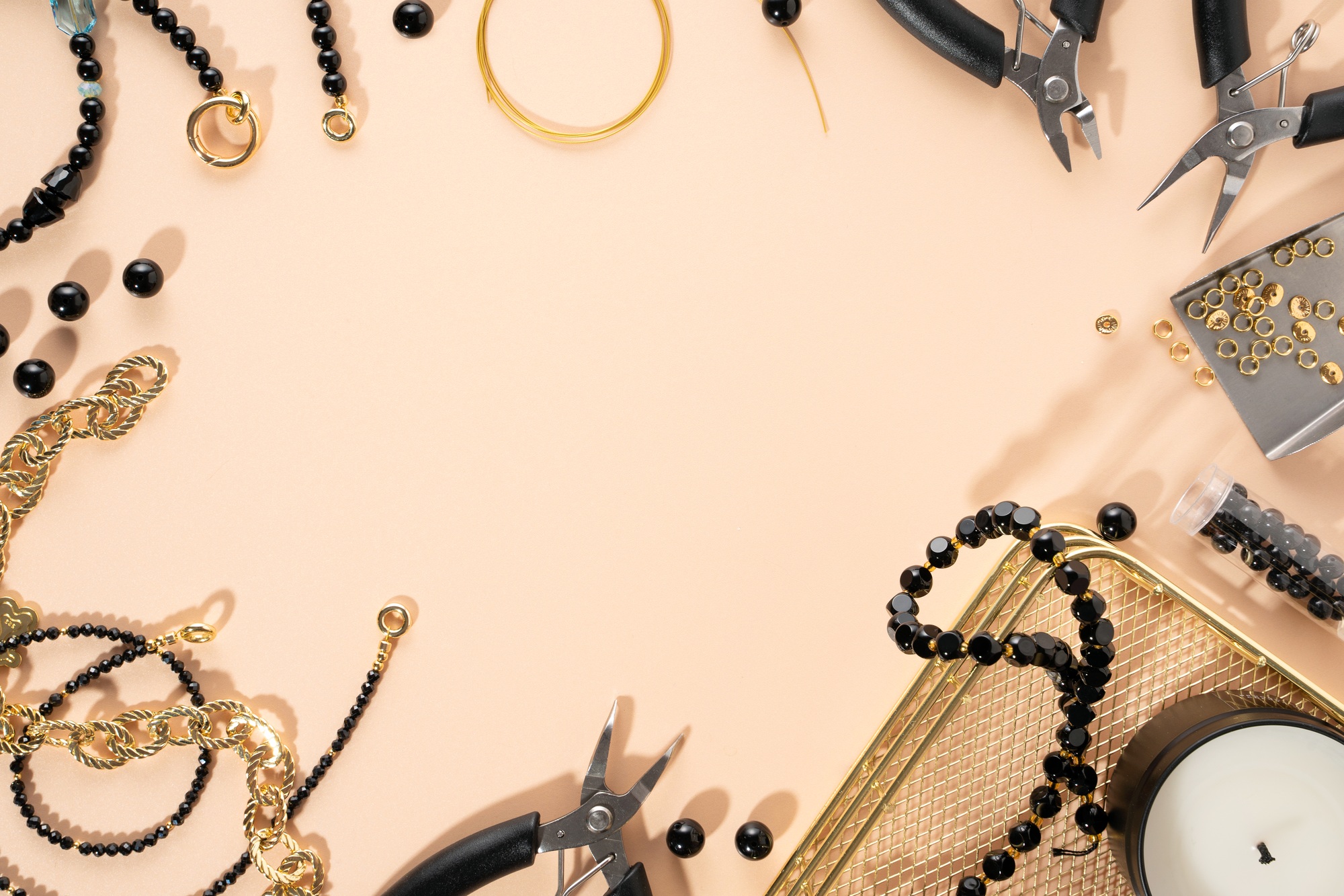 Tools and accessories for DIY jewelry in the workplace
