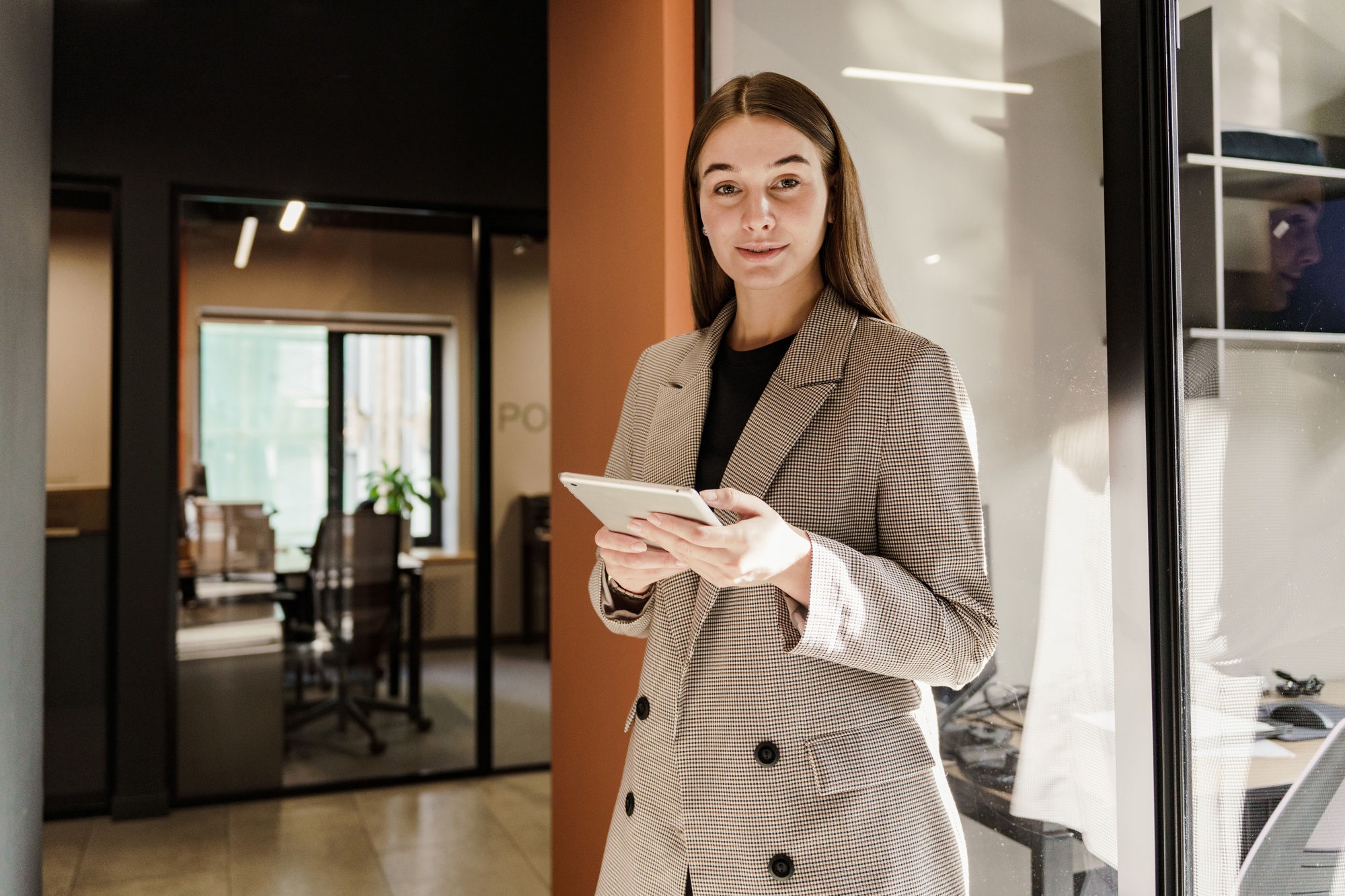 Uses tablet online work. An employee of the company is a happy smart sales specialist working