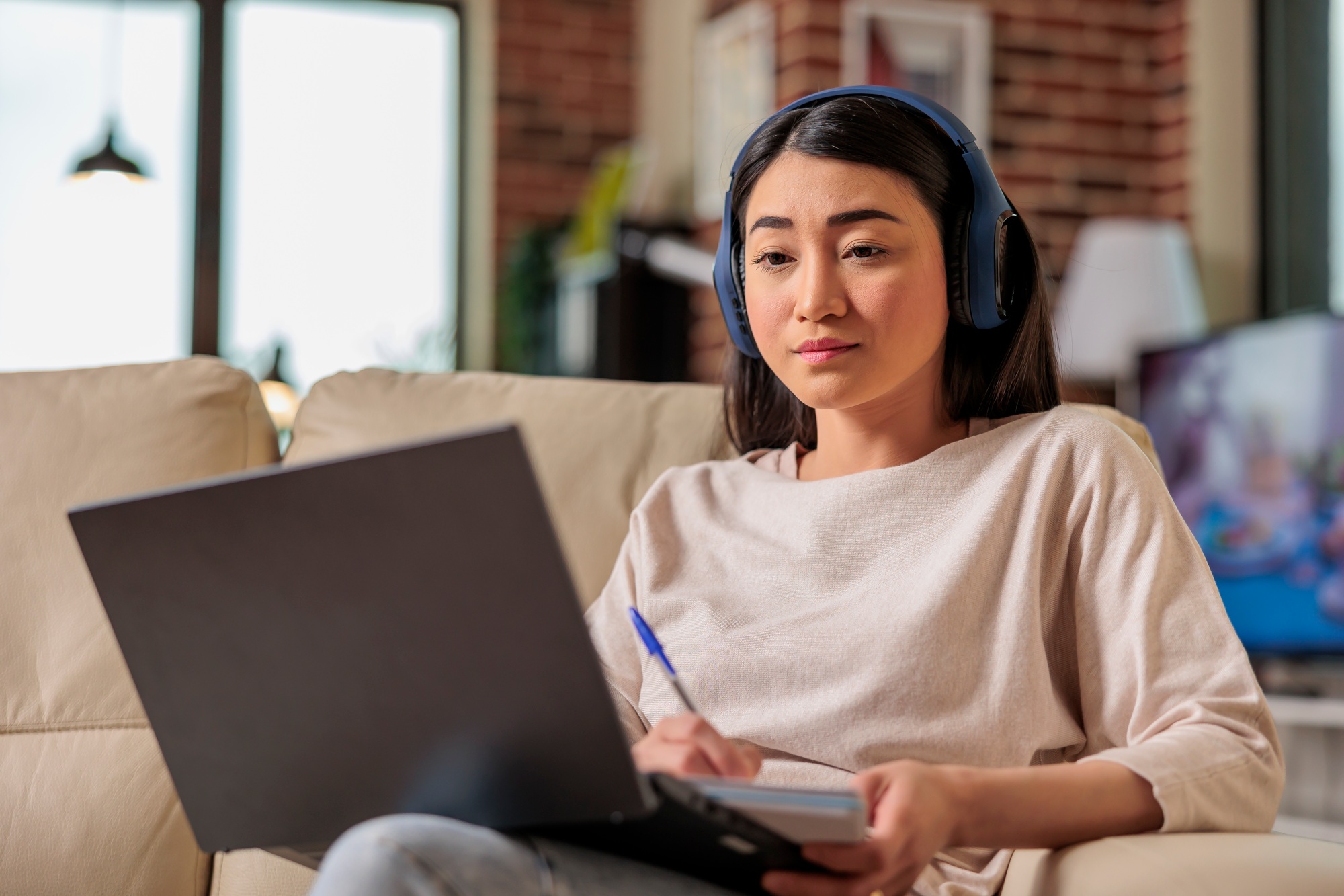 Watching online movie streaming subscription platform