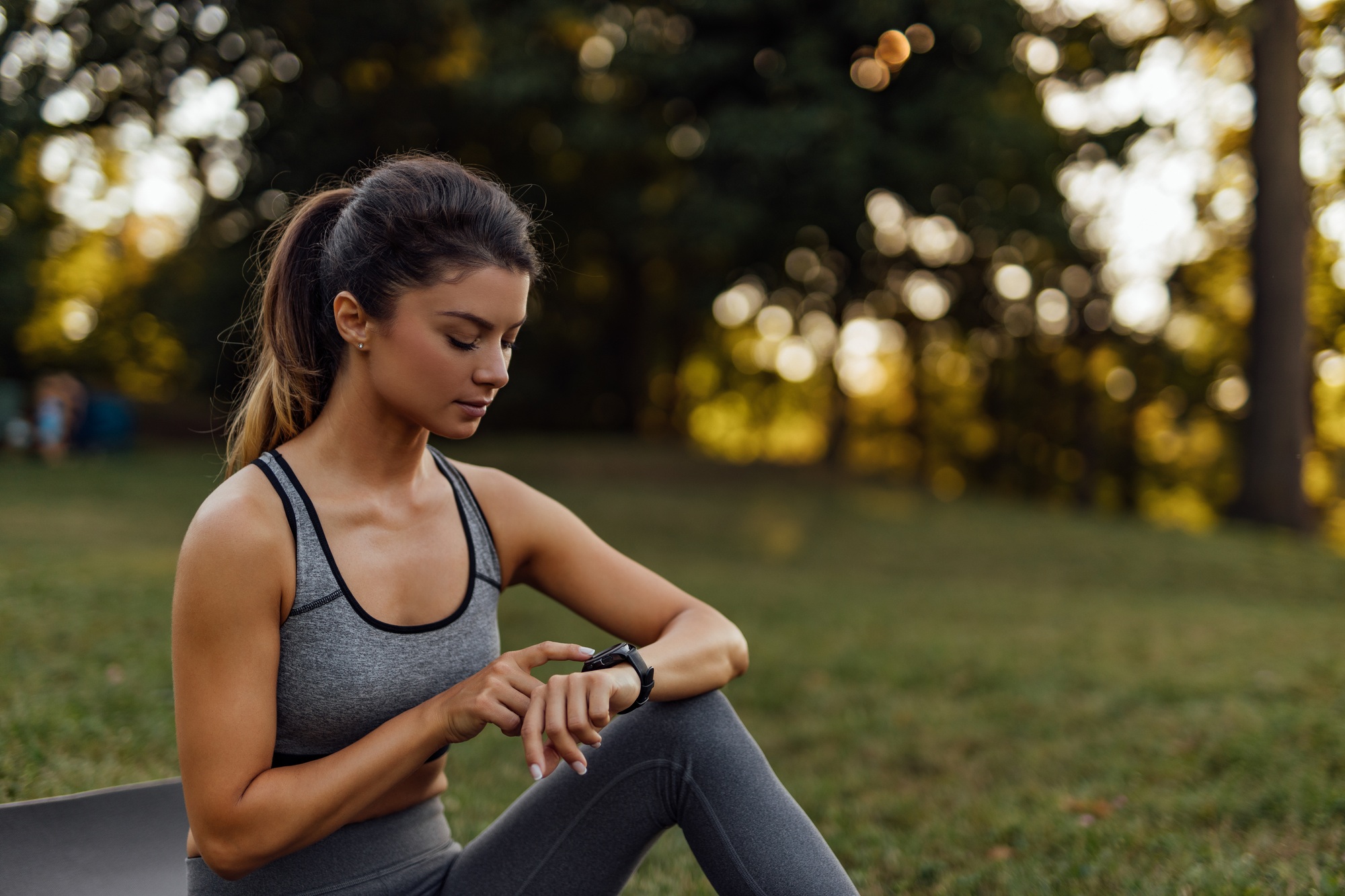 Woman tracking fitness progress on smart phone.