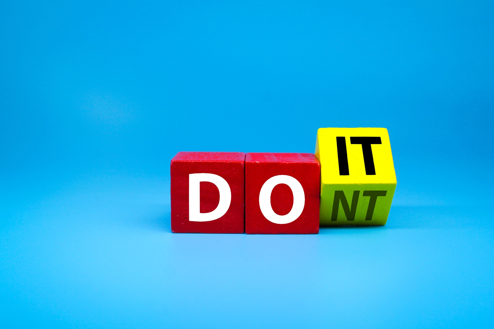 wooden cube with two word options Doit or dont.