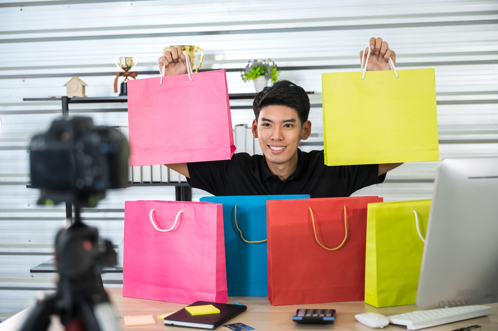 Young teenagers are broadcasting online product sales