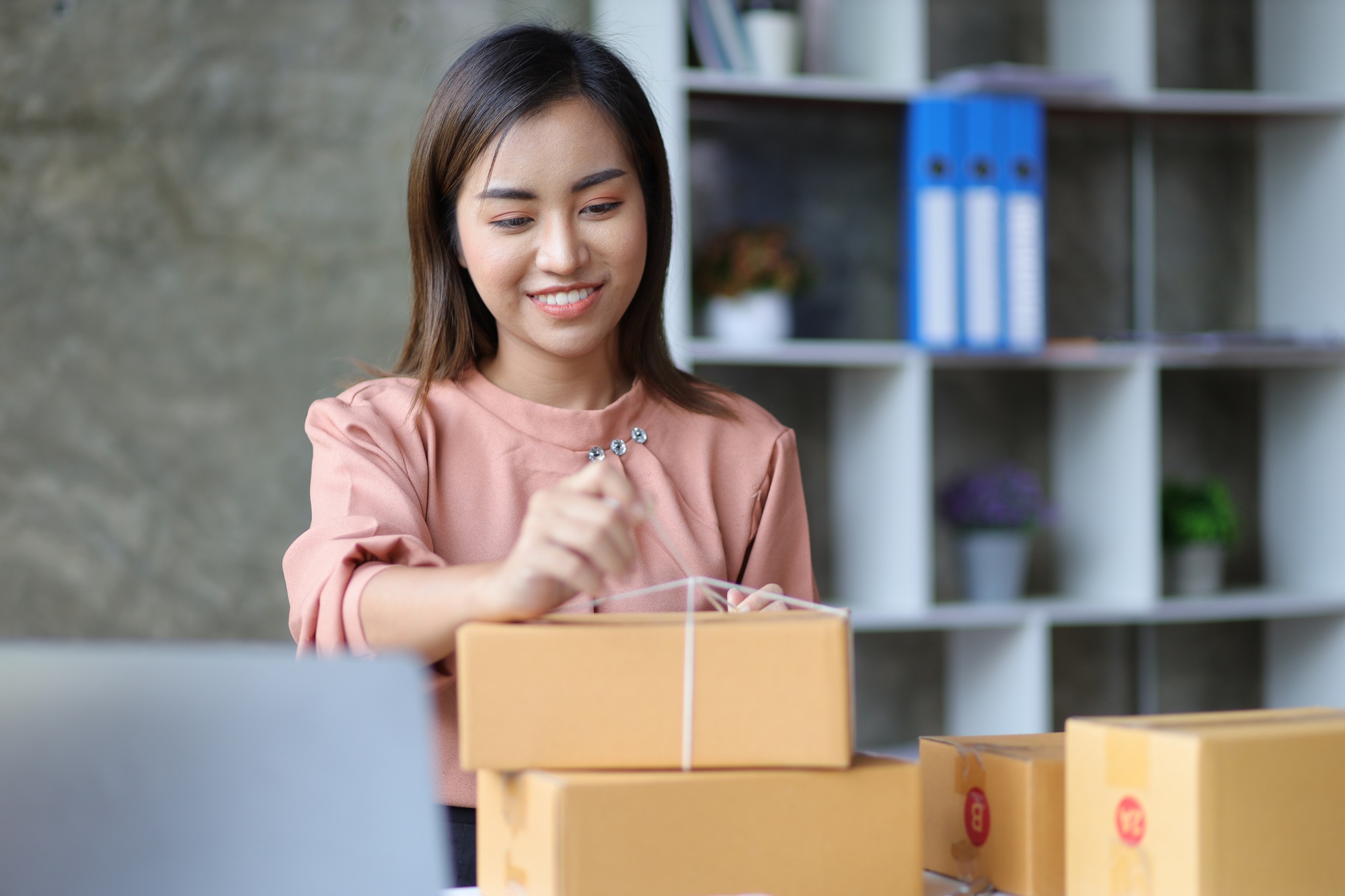 Young Asian woman start up business owner sales.