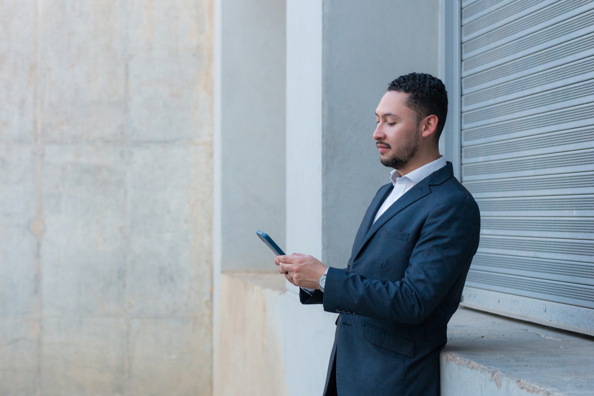 Young businessman using his phone to schedule his meetings